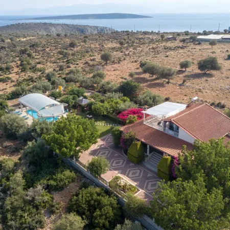 Spacious Villa with heated pool that becomes indoor