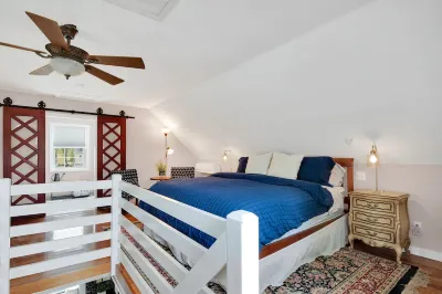 Driftwood Cottage @  Saybrook Point Marina, 2 King Beds Hotels near The Knit