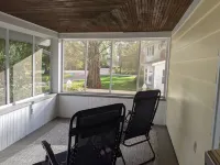 Lakeside cottage, steps away from the lake, perfect for family and friends