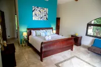 Perfect Location, Walk to Beach, Infinity Pool, Luxury Decor, Fast Free Wifi!
