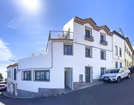 Casa da Baleia T1 Located on the Seafront Overlooking the Fishing Port Отели рядом с достопримечательностью «Marina de Vila Franca do Campo - Azores Islands»