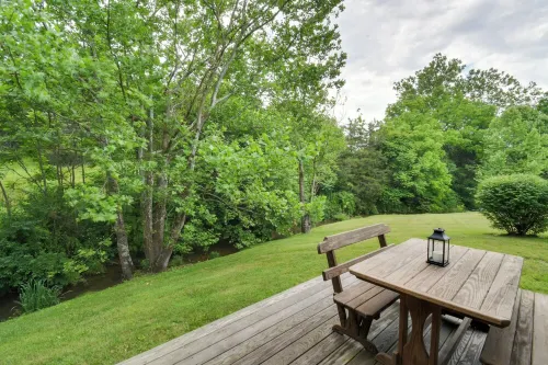 Creekside historic log cabin w/ modern amenities at historic Wade's Mill