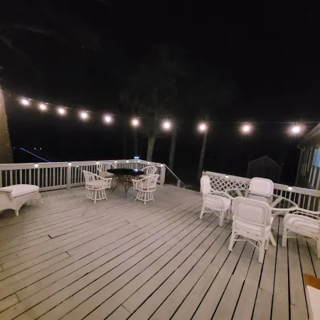 Relaxing newly-renovated 3/2 lakeside retreat with private dock