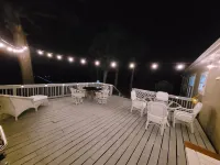 Relaxing newly-renovated 3/2 lakeside retreat with private dock