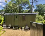 Stylish shepherd's hut, 10 mins walk from beach and village Hotels near The Solent Way Walk