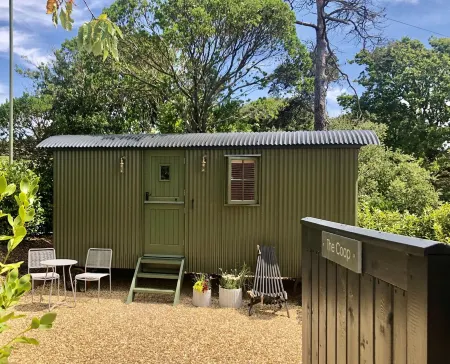 Stylish shepherd's hut, 10 mins walk from beach and village