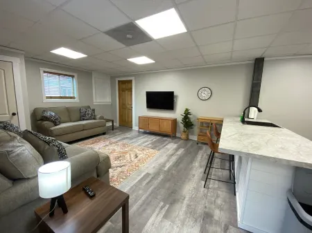 Updated spacious 2 br Flat Отели в г. Маттун