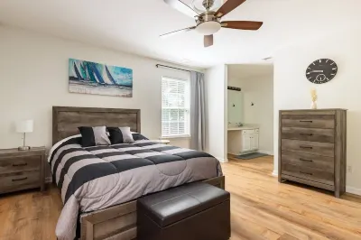 Location, Convenience, Comfort! Spacious home in a quite neighborhood, near GSP Hotels near BMW Zentrum