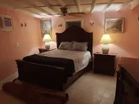"Almost beachfront " Snorkeling & Kayaks across the street. 2 Bed 2 Bath Cottage Hotels in Coral Bay