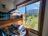 Spectacular Mountain View Chalet - Family and Dog friendly, Hot tub, Wi-Fi, Roku