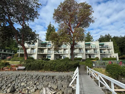 Waterfront Wonder! Beautiful oceanfront 1 bedroom condo with amazing views!