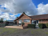 The Cottage-Gather the Crew or the Family and Prepare for Fun Times and Relaxation. Making Memories Hotels in Warburton