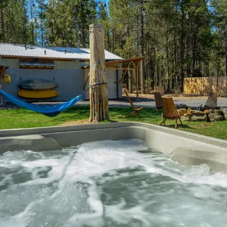 Clean and Bright Home with River Access, Kayaks and Bikes. Close to Mt Bachelor.