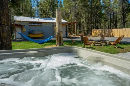 Clean and Bright Home with River Access, Kayaks and Bikes. Close to Mt Bachelor.