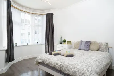 Beautiful 4 Bedroom House Immaculate Condition. Just Refurbished House. Hotels near Romford Baptist Church