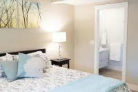 Coach house on flower farm. Near to wineries/ VCR Zoo/Ft Langley/ Thunderbird. Hotels near Trading Post Brewery & Tasting Room