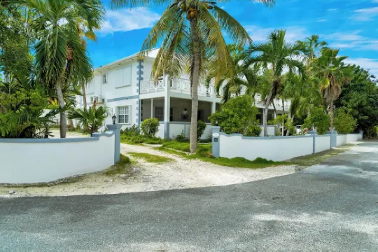Lovely & spacious apartment in Grace Bay, Providenciales - AC, WiFi, Smart TV