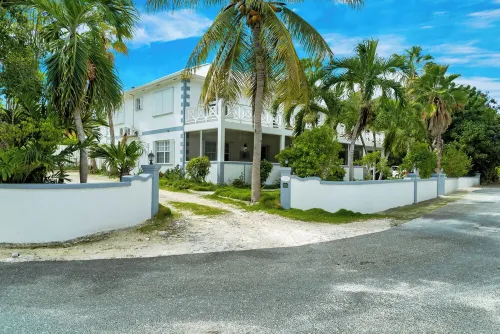 Lovely & spacious apartment in Grace Bay, Providenciales - AC, WiFi, Smart TV