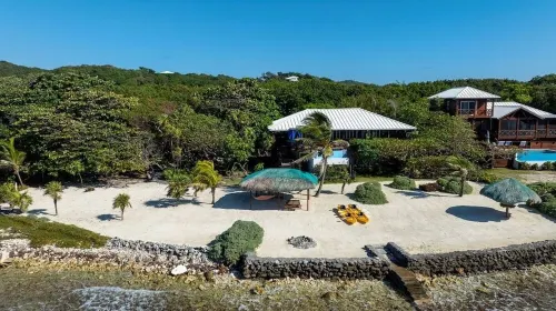 Coral Beach Retreat – Private Beachfront Escape Hotel di First Bight