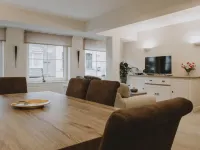 City rock: bright new 2bed/2bath downtown apartment Hoteles en La Roche-en-Ardenne