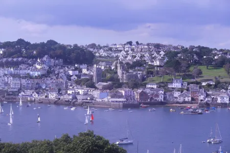 Two Bedroom Loft Apartment Overlooking St Fimbarrus Church & Its Grounds Отели в г. Фоуи