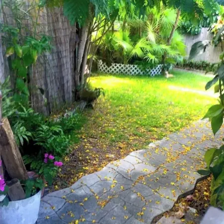 Secluded Bungalow Oasis & Sanctuary garden between Miami & Keys