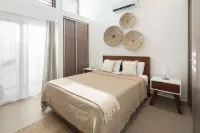 Modern Stylist 3 BR Beach House, w/Private Pool & Fast WiFi.