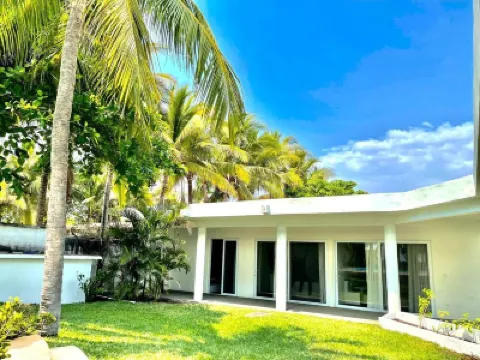 Ocean access waterfront home with TIKI Ranch and Pool. Pet friendly! のホテル