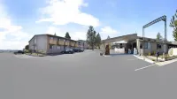Econo Lodge Inn & Suites Madras - Parking