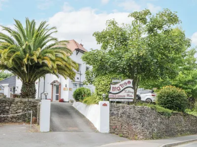 Flat 2, Big Tree Holiday Flats Hotels near Greenway