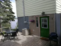Knotty Pine Cottages, Suites & Motel Rooms Hotel di Victoria County
