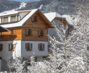 Chalet Tyrolian Apartments - by Familiaris - Pools 500 Meters Hotels in Mitterolang