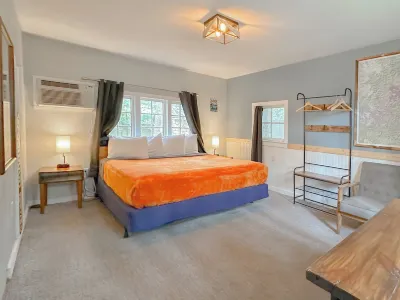 The Wanderoo Lodge Hotels in Cedar Township