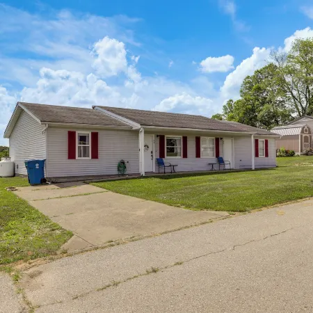 Quiet Dry Ridge Home w/ Yard - Near Ark Encounter!