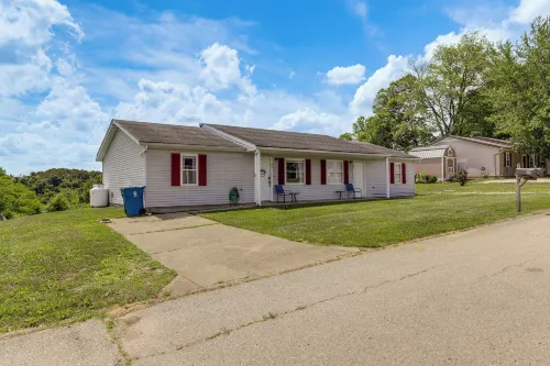 Quiet Dry Ridge Home w/ Yard - Near Ark Encounter! - 3-Star
