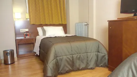 Hotel Avenida Отели рядом с достопримечательностью «Bodega Vera de Estenas»