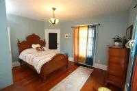 Division Street Suite فنادق في Mount Vernon