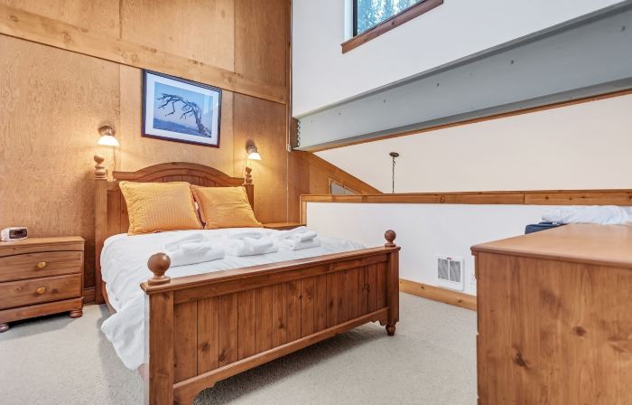 Modern & Sleek Condo - Creekside #110