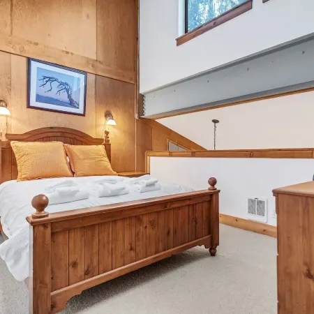 Modern & Sleek Condo - Creekside #110