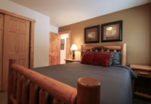 Cascades Adventure Cabin 2 Bedroom Home by NW Comfy Cabins by RedAwning
