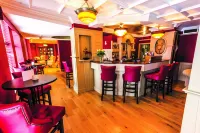 TF Royal Hotel & Theatre Hotels in Каслбар