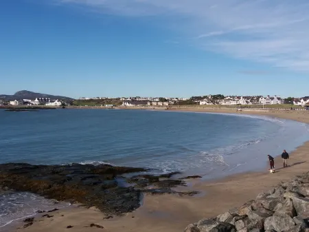 Beach Reach Отели рядом с достопримечательностью «Porth Dafarch»