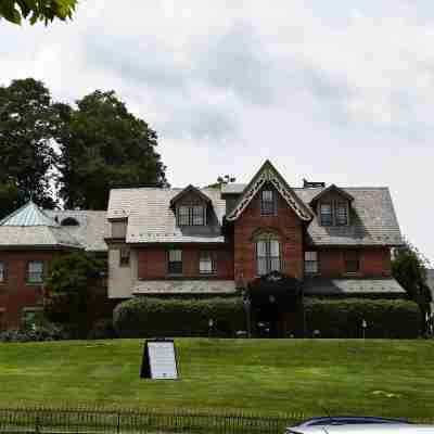 The Sayre Mansion Hotel Exterior