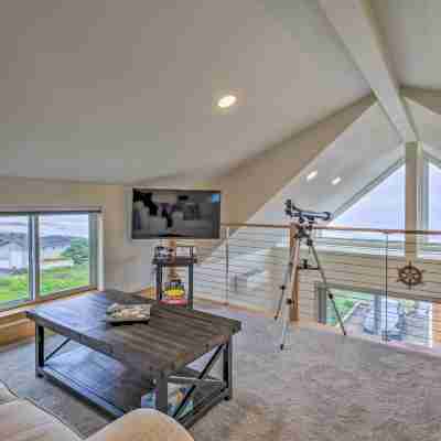 Chic Beachfront Abode w/ Balcony & Beach Access! Rooms