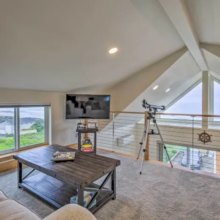 Yachats Gem w/ Private Balcony & Ocean Views!