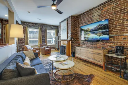 Stylish Dtwn Knoxville Condo w/ Rooftop Deck!