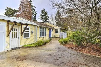 Bainbridge Island Abode < 1 Mi to Winslow! Các khách sạn gần Strawberry Park