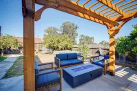 Seaside Home w/ Hot Tub & Patio: Close to Beaches! Hotels in Seaside