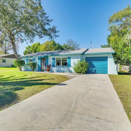 Spring Hill Home - 3 Mi to Weeki Wachee Springs!
