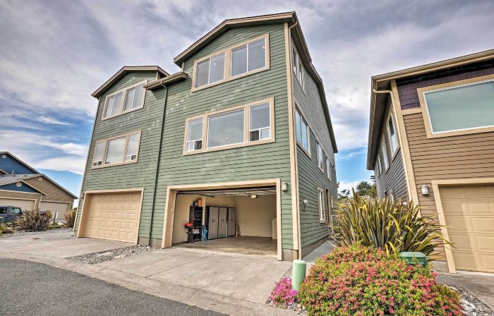 Gold Beach Townhome with Ocean Views and Sunroom!